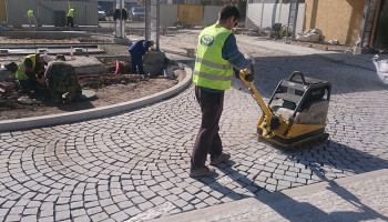 Hutnění dlažby ze žulových kostek s povrchem řezaným a tryskaným