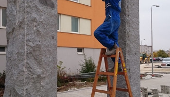 Montáže masívních žulových prvků, Fontána a Dominanta, Náměstíčko, Strakonice